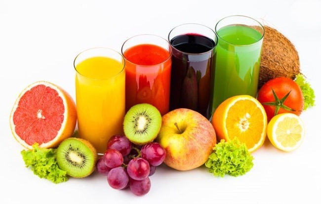 Uống nước ép trái cây để tăng độ ẩm cho làn da khô